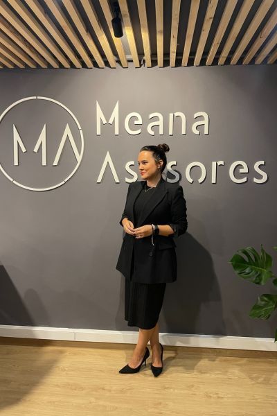 Autora Lucía Fernández Meana, vista de Lucía en la oficina.